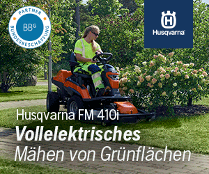 Im Hintergrund dieses Banners ist ein Garten zu sehen mit einer Gärtnerin, die auf einem Rasenmäher sitzt. Rechts oben ist das Logo Husqvarna abgebildet und links ist das Partner-Siegel zu sehen. „Husqvarna FM410i  Vollelektro-nisches Mähen von Grünflächen“ steht in weiß geschrieben. Da es sich um ein GIF (bewegtes Bild) handelt, hat der Banner mehrere Sequenzen. In der zweiten Sequenz ist der Hintergrund weiß und in schwarz steht folgendes geschrieben „Professionelle Grün-flächenpflege war noch nie so einfach – mehr erfahren“ Rechts oben ist das Logo Husqvarna abgebildet und links ist das Partner-Siegel zu sehen. Rechts unten ist nochmals der Rasenmäher abgebildet.