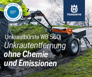 Da es sich um ein GIF (bewegtes Bild) handelt, hat der Banner mehrere Sequenzen. Im Hintergrund dieses Banners sind immer unterschiedliche Einsatzgebiete der Unkrautbürste WB560i abgebildet, jeweils mit dem Text „Unkrautentfernung ohne Chemie und Emissionen“ zu sehen. Rechts oben ist das Logo Husqvarna abgebildet und links ist das Partner-Siegel zu sehen.  In der letzten Sequenz ist der Hintergrund weiß und in schwarz steht folgendes geschrieben „Husqvarna Akkusystem – ein Akku für alle Geräte“ Rechts oben ist das Logo Husqvarna abgebildet und links ist das Partner-Siegel zu sehen. Rechts unten sind einige Geräte abgebildet, sowie ein Button in orange, um mehr zu erfahren.