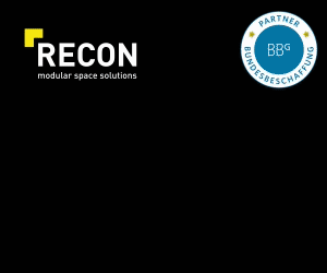Der Hintergrund dieses Banners ist sehr dunkel gehalten, aber der das Logo von Recon (links oben) und das Partner-Siegel der BBG (rechts oben) sind immer an den gleichen Stellen Da es sich um ein GIF (bewegtes Bild) handelt, hat der Banner mehrere Sequenzen. In der ersten Sequenz steht geschrieben: „Spezialist in modularer Bauweise“. In der zweiten Sequenz steht geschrieben „#Holzmodulbau. Natürlich. Nachhaltig. Innovativ“  im Hinter-grund ist ein Familienhaus dunkel abgezeichnet. In der dritten Sequenz steht geschrieben „#Stahlmodulbau. Robust. Flexibel. Effizient“  im Hintergrund ist ein Bürogebäude dunkel abgezeichnet. Auf der letzten Seite steht geschrieben „Räume mit Sytem – jetzt informieren“. Der Hintergrund ist rein schwarz.