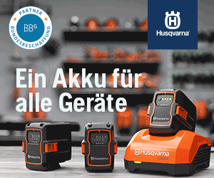 Im Hintergrund dieses Banners ist eine Art Werkstatt mit Regalen zu sehen.  Rechts oben ist das Husqvarna Logo zu sehen, links oben ist das BBG Partner-Siegel abgebildet. Im Vordergrund sind 2 Akkus und ein Ladegerätmit Akku abgebildet. Im Mittelteil ist folgender Text in weiß gehalten: „Ein Akku für alle Geräte“.  Da es sich um ein GIF (bewegtes Bild) handelt, wechselt sich der Text von Sequenz zu Sequenz ab.  Auf der 2. Seite steht geschrieben: „Entdecken Sie die Akku-Power von Husqvarna! Darunter ist eine Art Button in Orange gehalten mit dem Text „mehr erfahren“ zu sehen.