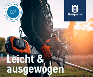 Auf dem 1. Bild  dieses Banners ist ein Mann zu sehen, der ein Gartengerät um die Schulter hängen hat, im Hintergrund ist ein Wiese zu sehen.  Rechts oben ist das Husqvarna Logo zu sehen, links oben ist das BBG Partner-Siegel abgebildet. Da es sich um ein GIF (bewegtes Bild) handelt, wechselt sich der Text von Sequenz zu Sequenz ab.  Auf der 2. Seite steht geschrieben: „Entdecken Sie die professionellen Akku Geräte von Husqvarna! Darunter ist eine Art Button in Orange gehalten mit dem Text „mehr erfahren“ so wie weitere Akku-Gartengeräte zu sehen.