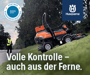 Auf dem 1. Bild  dieses Banners ist eine größerer Rasenmäher zu sehen, der einen Hang hinterherfährt, da-hinter steht ein Arbeiter in einen Gelben Warnweste mit Kopfhörern und mit einer Steuerung in der Hand. Darunter steht geschrieben: „Volle Kontrolle – auch aus der Ferne.“ Rechts oben ist das Husqvarna Logo zu sehen, links oben ist das BBG Partner-Siegel abgebildet. Da es sich um ein GIF (bewegtes Bild) handelt, wechselt sich der Text von Sequenz zu Sequenz ab.  Auf der 2. Seite steht geschrieben: „Professionelle Grünflächenpflege war noch nie so einfach! Darunter ist eine Art Button in Orange gehalten zu sehen mit dem Text „mehr erfahren“ so wie die Steuerung des Rasenmähers.