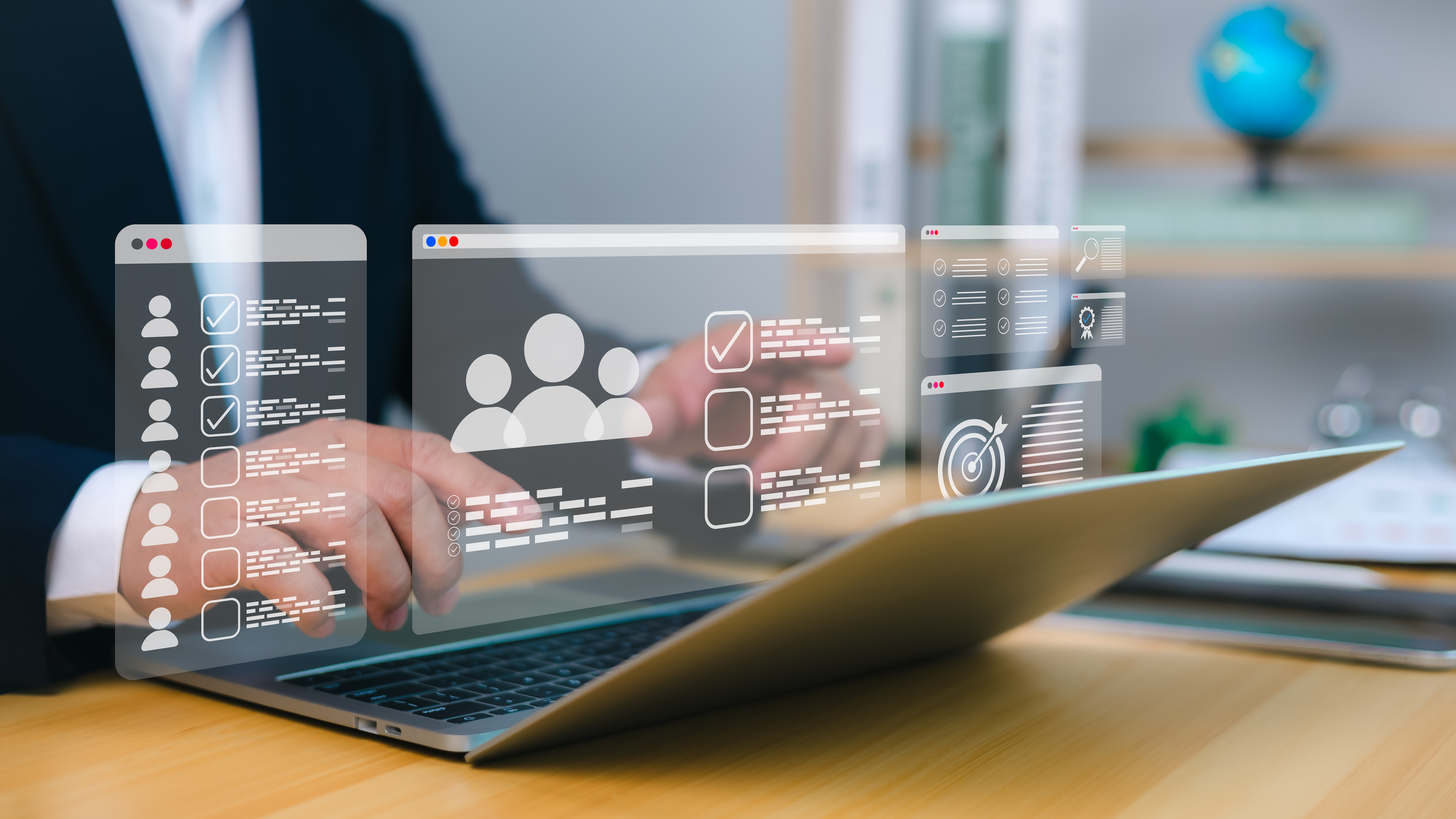 Man schreibt etwas am Laptop