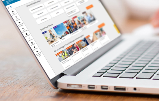 Foto: Hände auf Laptop am Bildschirm ist der e-Shop zu sehen