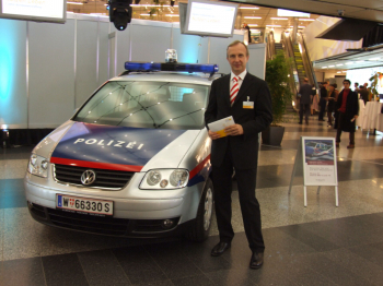 Andreas Nemec vor Polizeiauto