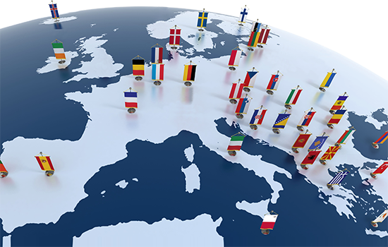 Weltkugel mit Fokus auf Europa. Länder sind mit entsprechenden Fahnen gekennzeichnet.