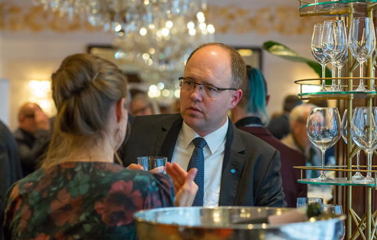 Stefan Wurm im Austausch mit Teilnehmerin