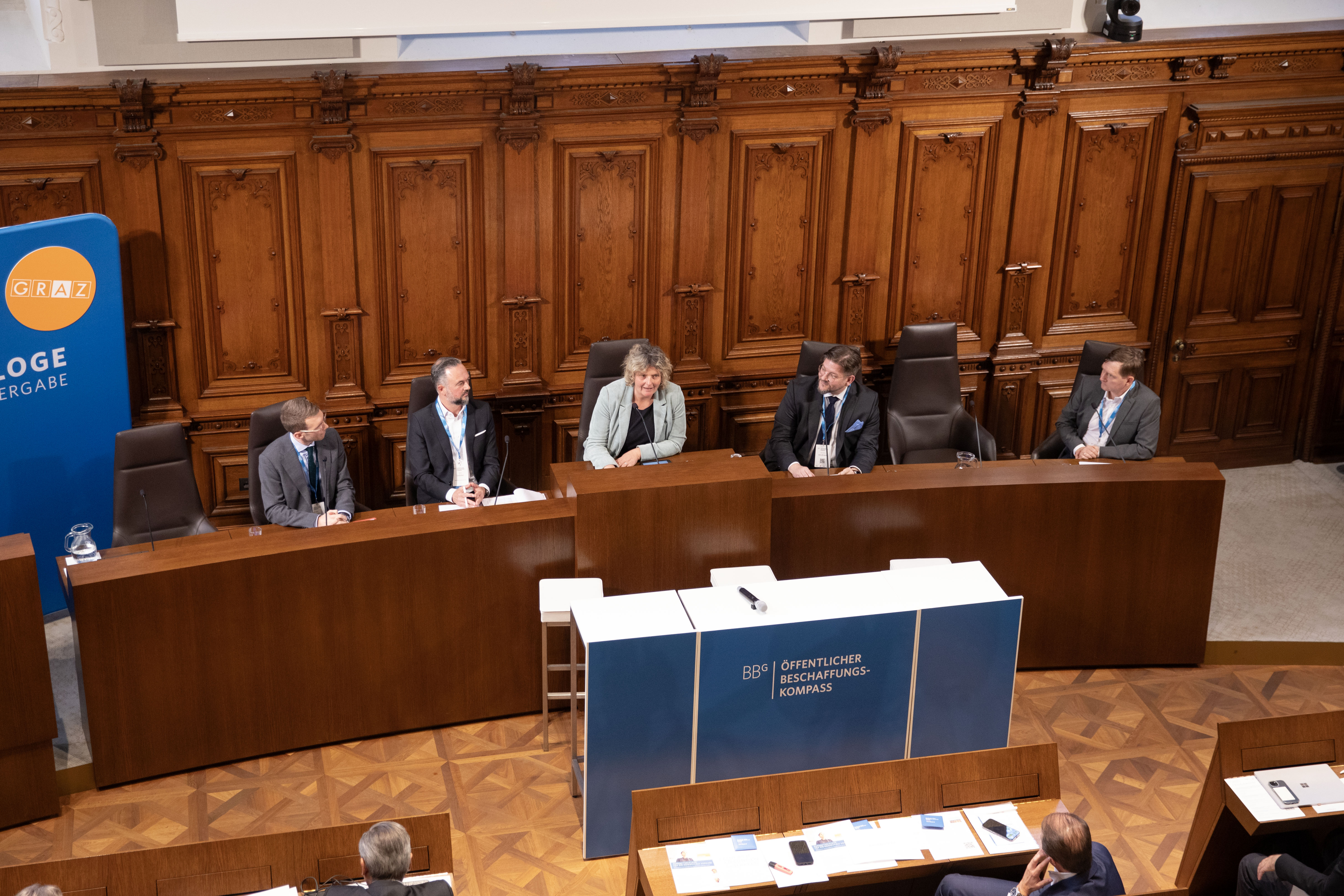 Die Moderatorin und einige Speaker auf dem Podium während des Panels