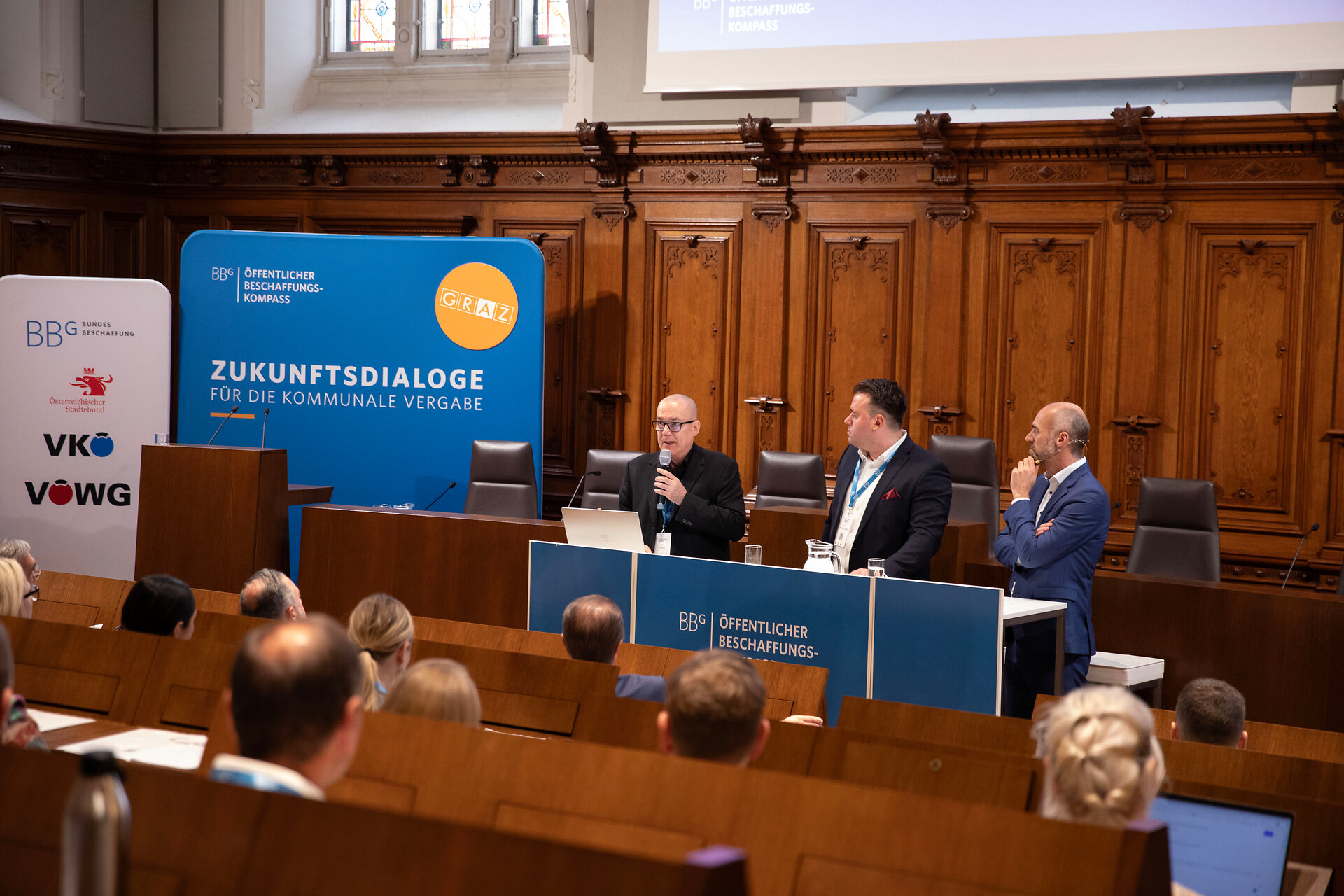 Die Moderatorin und einige Speaker auf dem Podium