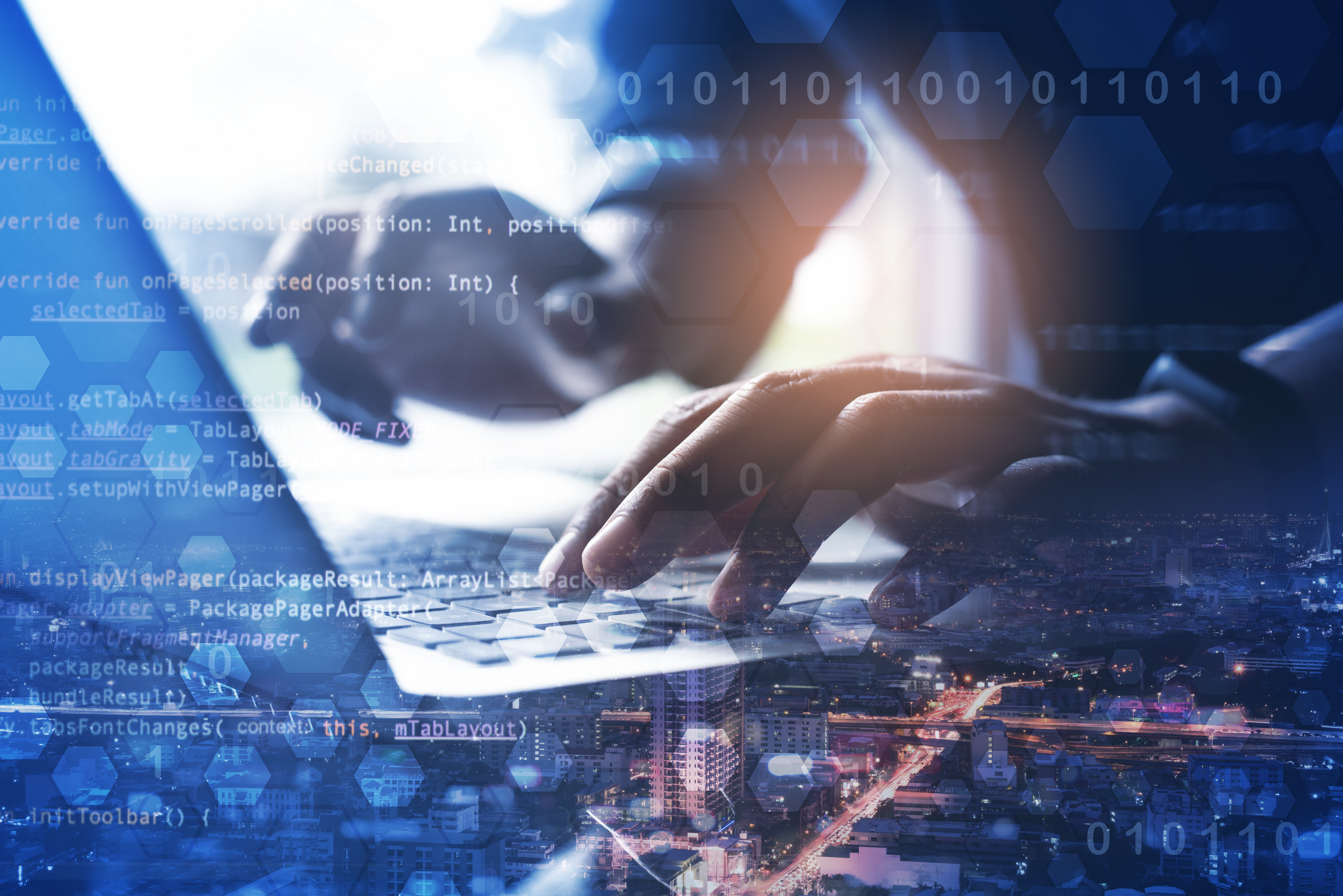 AdobeStock_303253334 Eine Person tippt auf einem Laptop