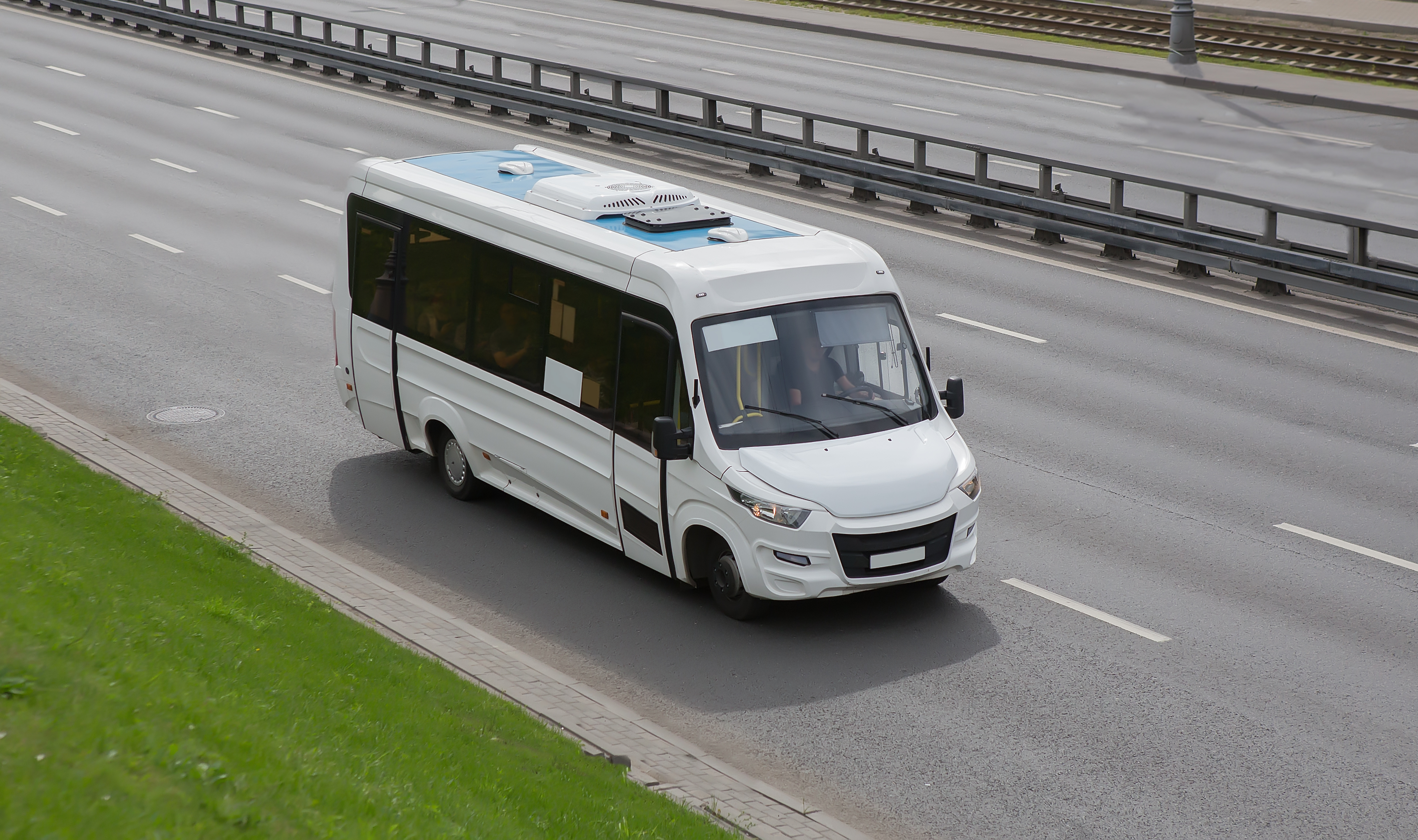 AdobeStock_346005514 Ein Autobus fährt auf einer Straße