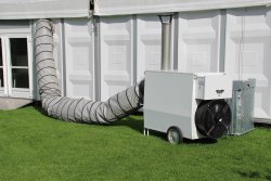 AdobeStock_363310791 Mobiles Heizsystem steht hinter einem Haus