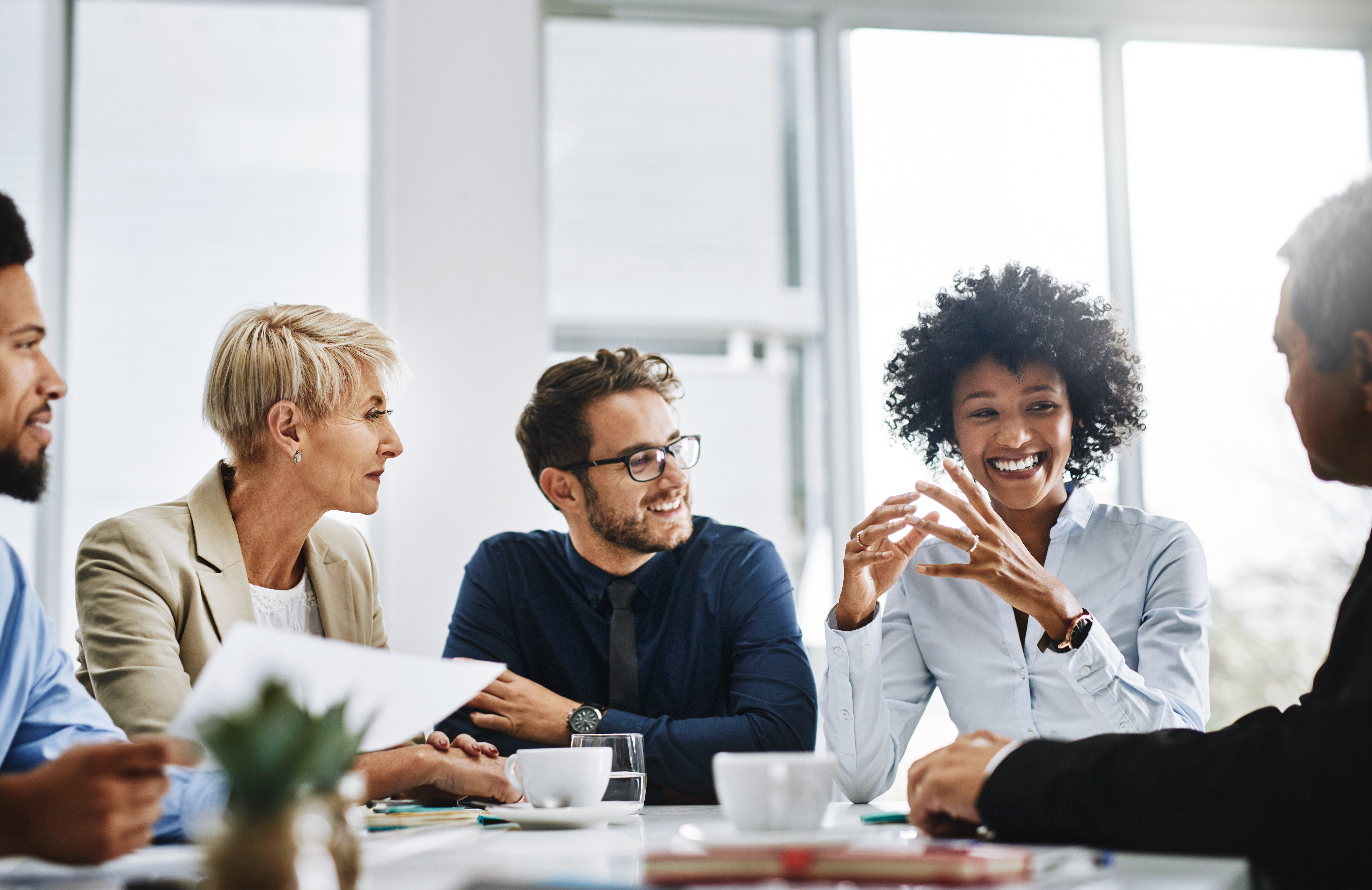 AdobeStock_487974793 Vier Personen die sich miteinander Unterhalten