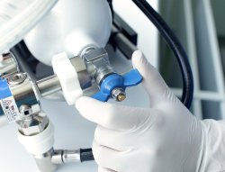 AdobeStock_74473014 Person dreht eine Gasflasche auf oder zu