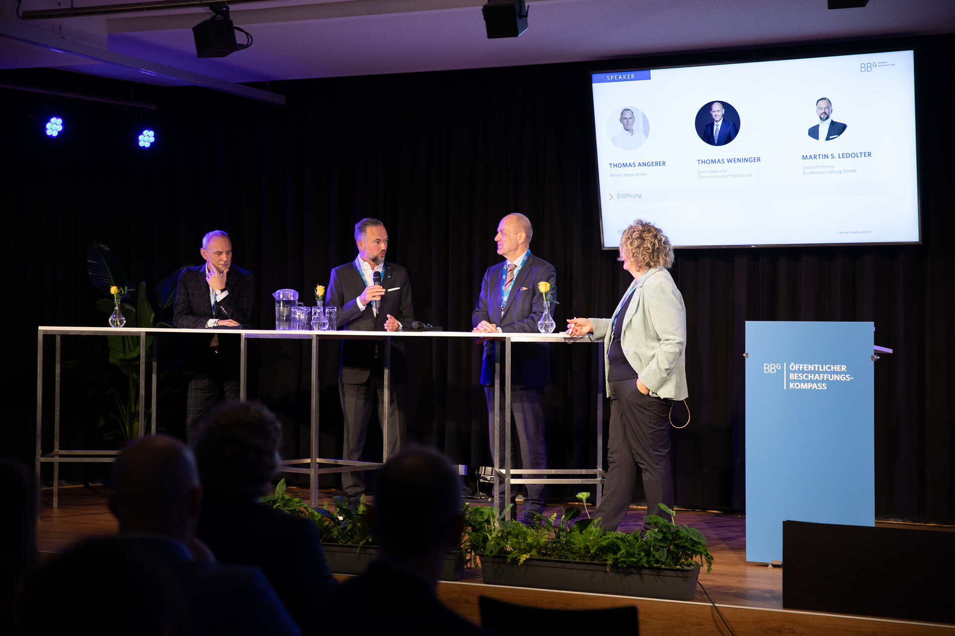 Die Moderatorin und einige Speaker auf der Bühne