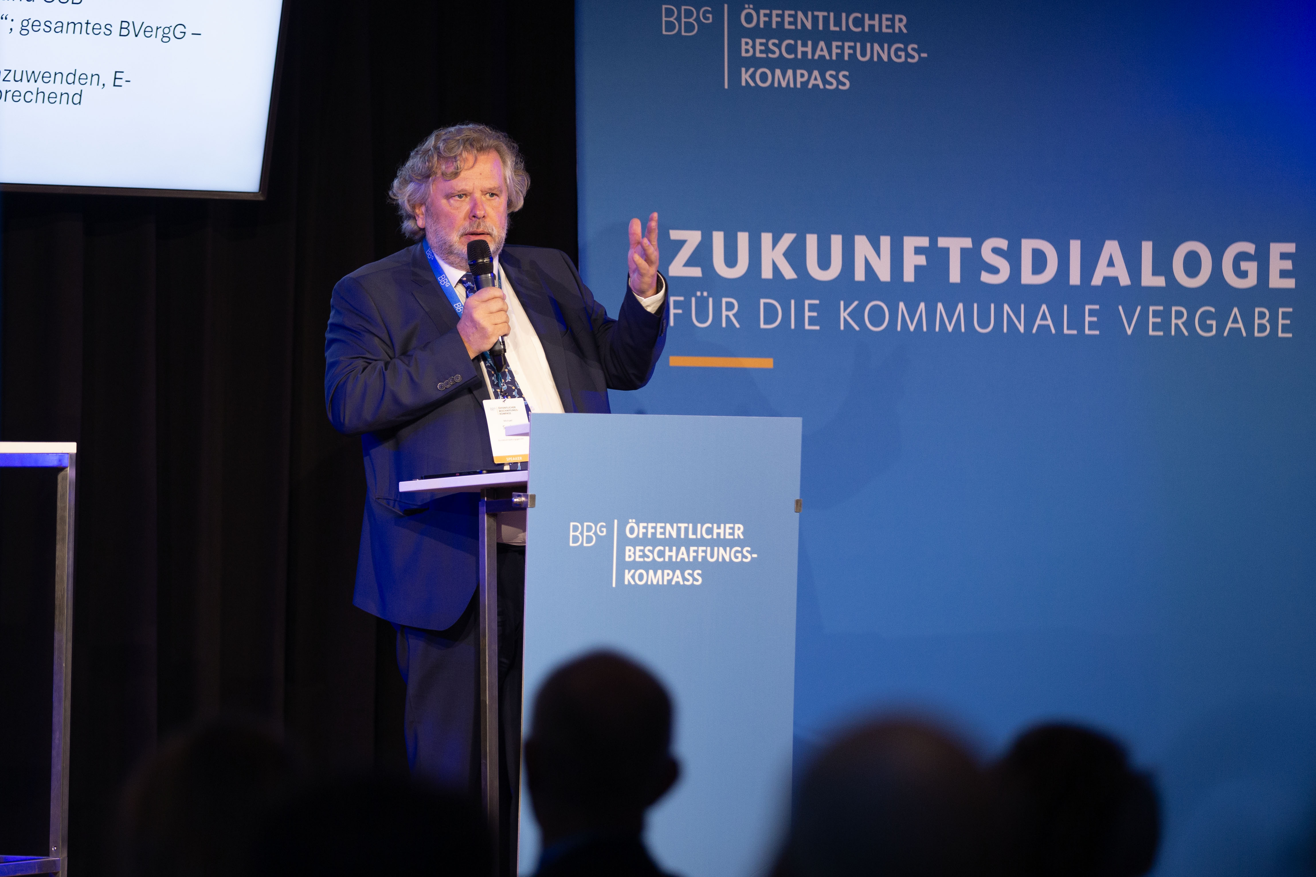 Michael Sachs beim Eröffnungsvortrag auf der Bühne