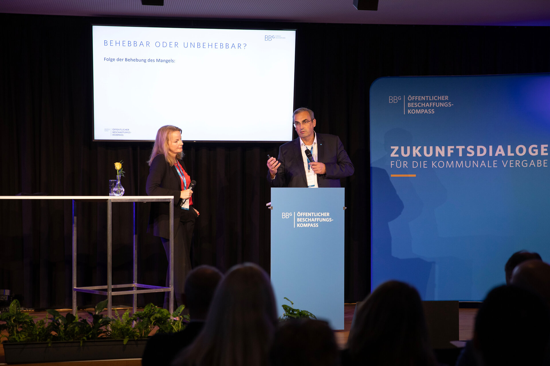 BBG-Juristen auf der Bühne während ihres Vortags