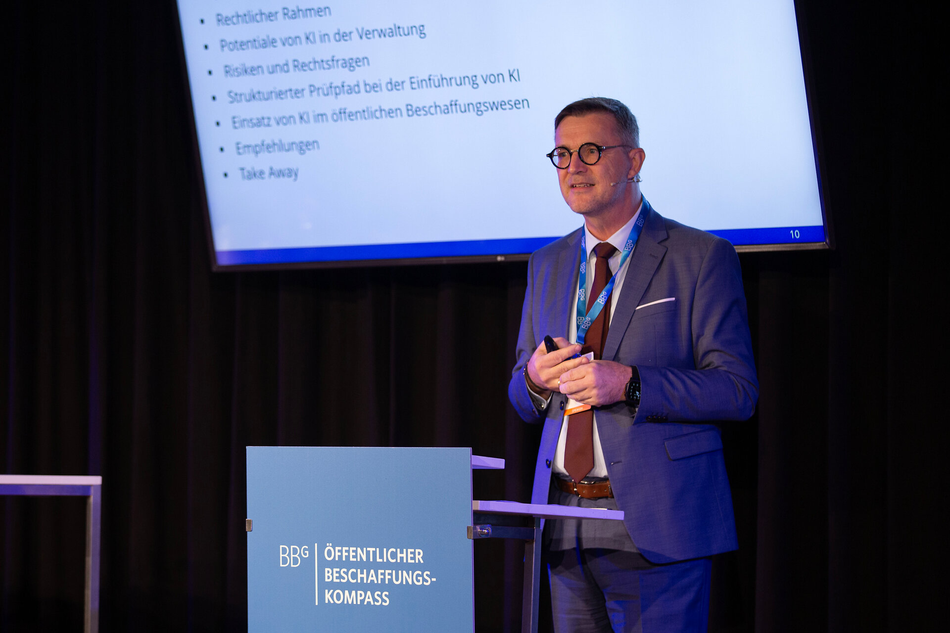 Speaker bei seinem Vortrag auf der Bühne