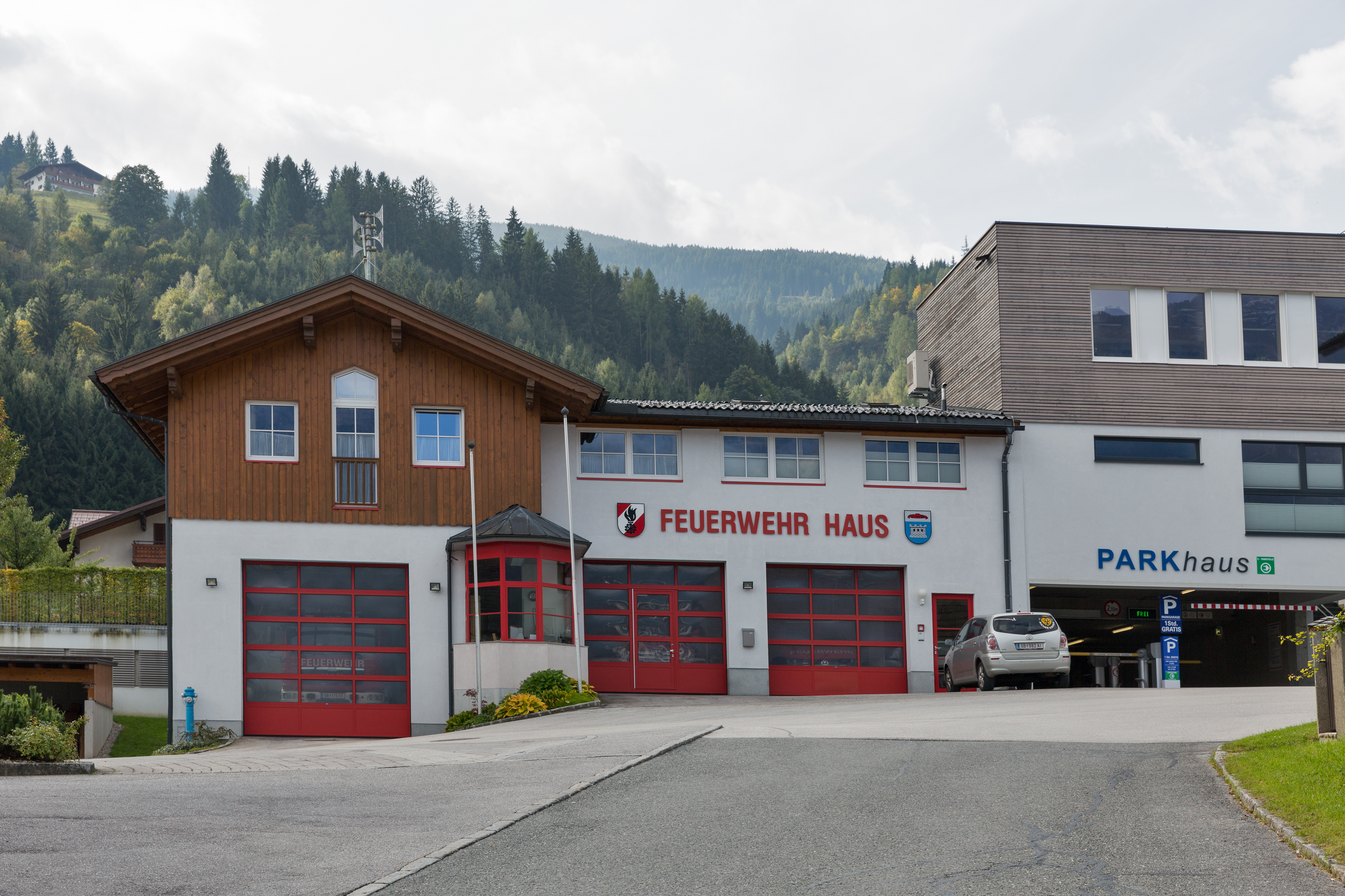 Feuerwehrhaus mit drei Ausfahrten