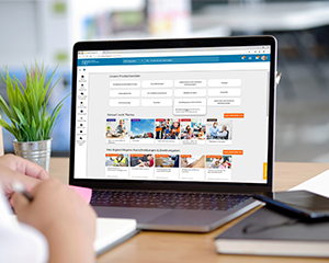 Ein Laptop mit dem BBG-e-Shop auf dem Bildschirm steht auf einem Schreibtisch