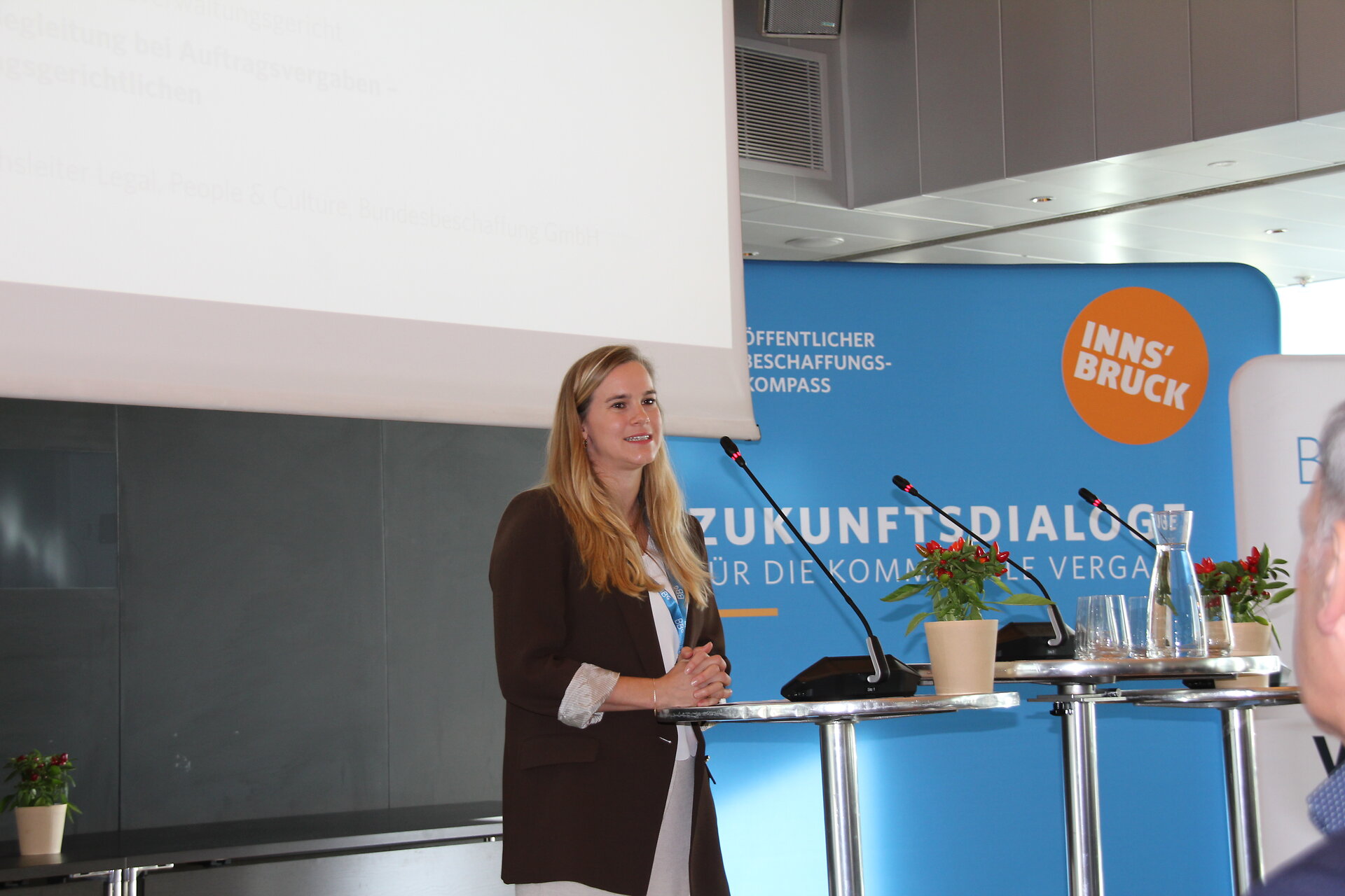 Die Vortragende bei ihrer Präsentation auf der Bühne