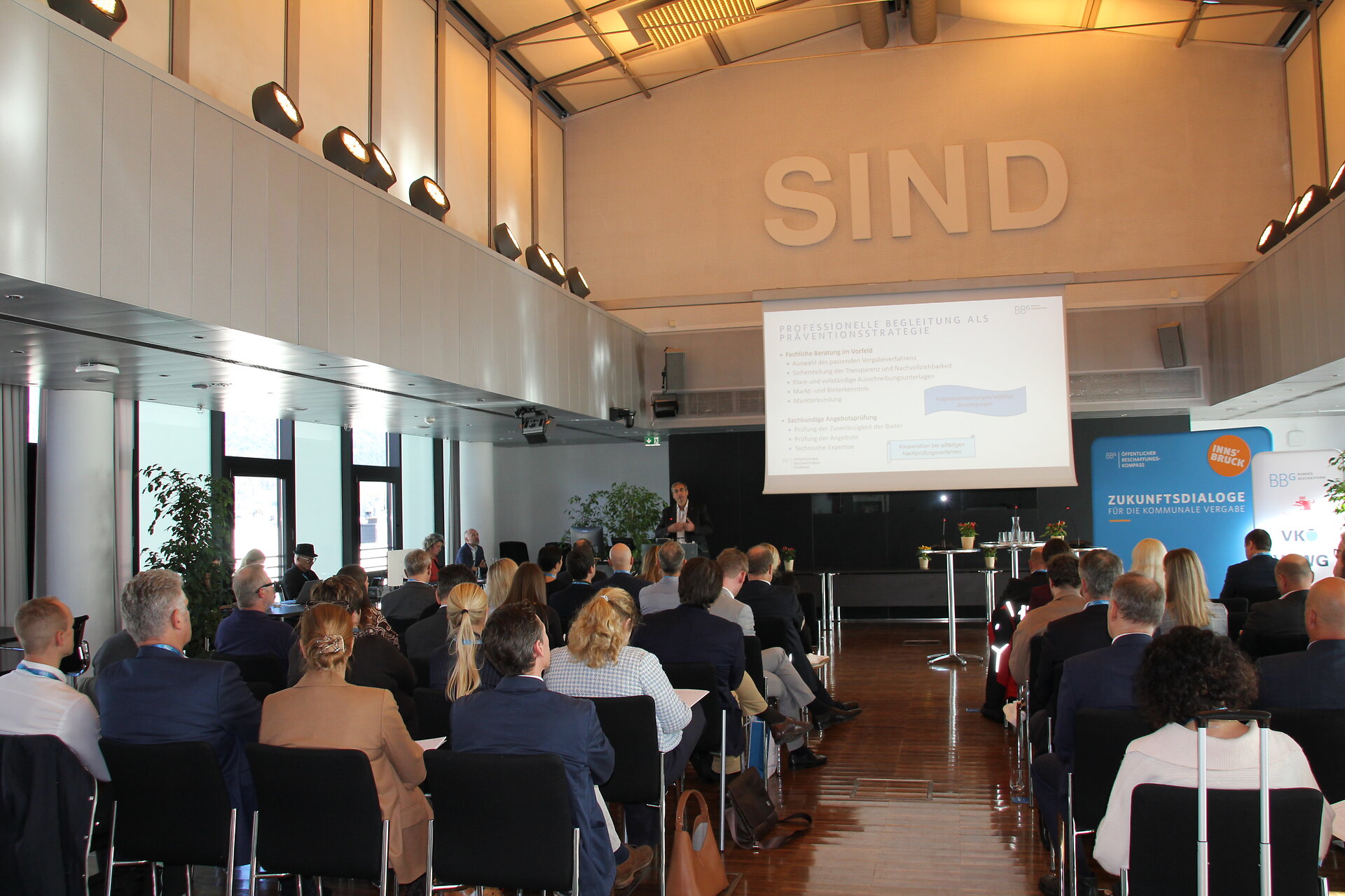 Der Saal mit den Teilnehmerinnen und Teilnehmern