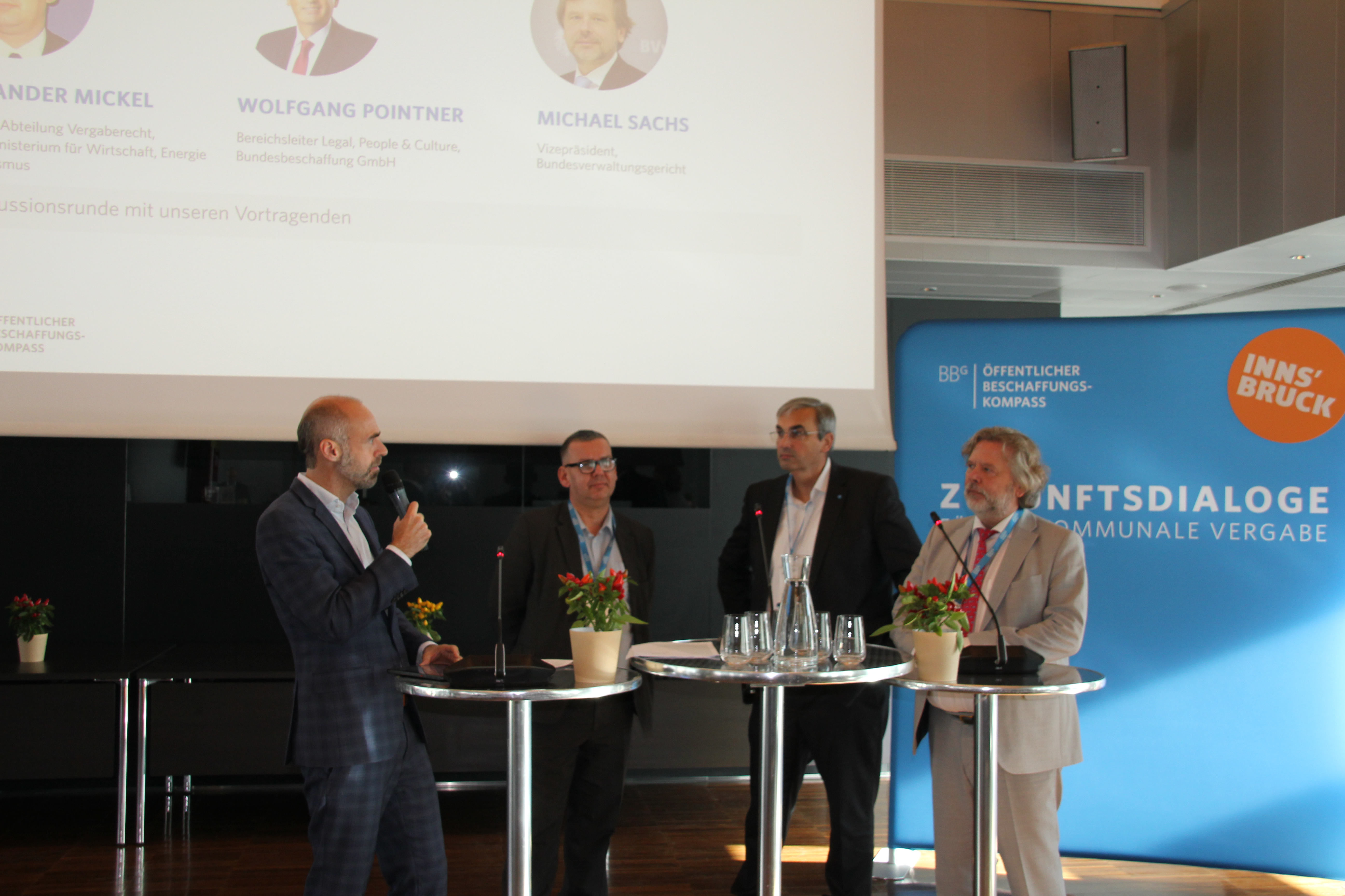 Der Moderator und einige Speaker auf der Bühne