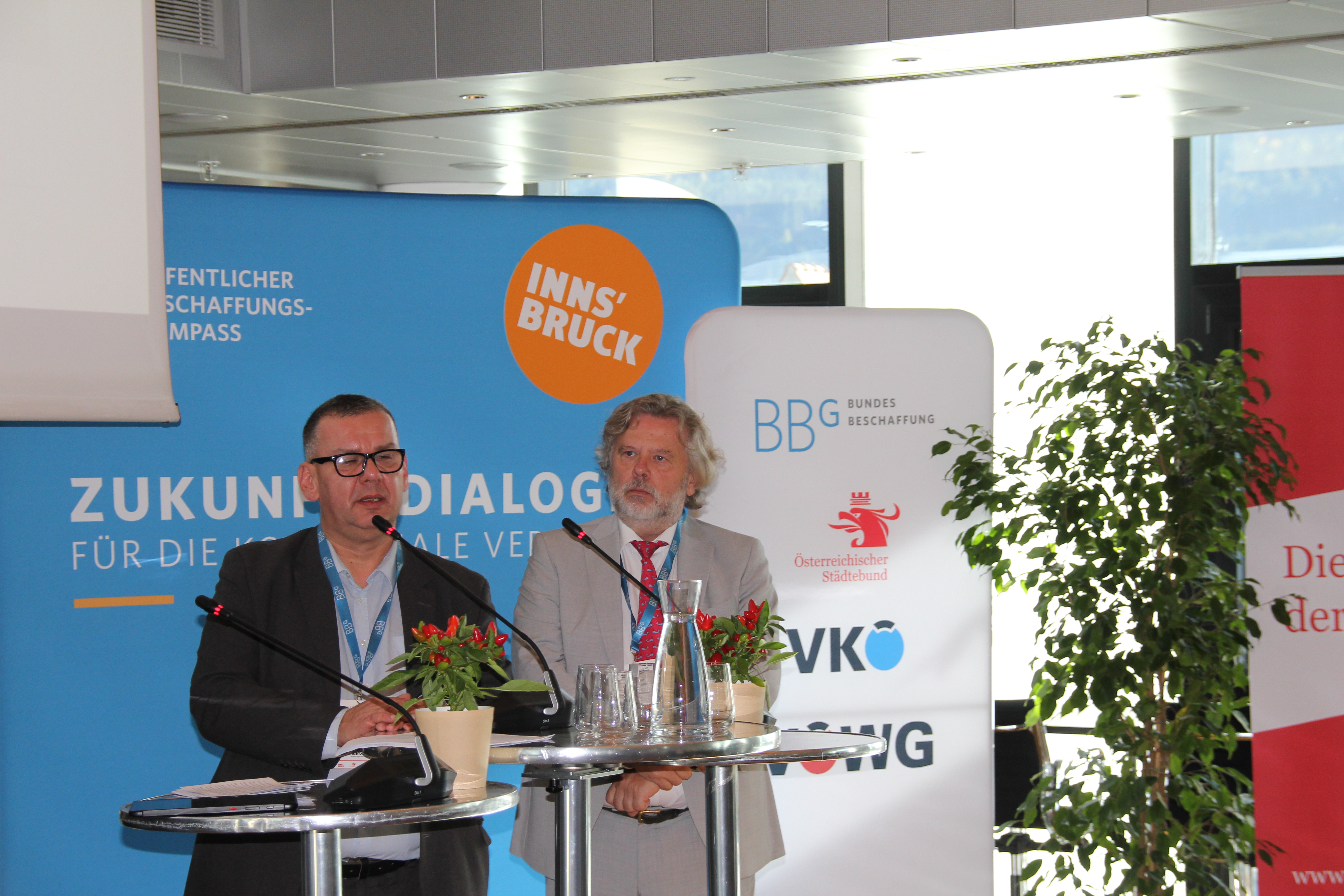 Die Vortragenden auf der Bühne.