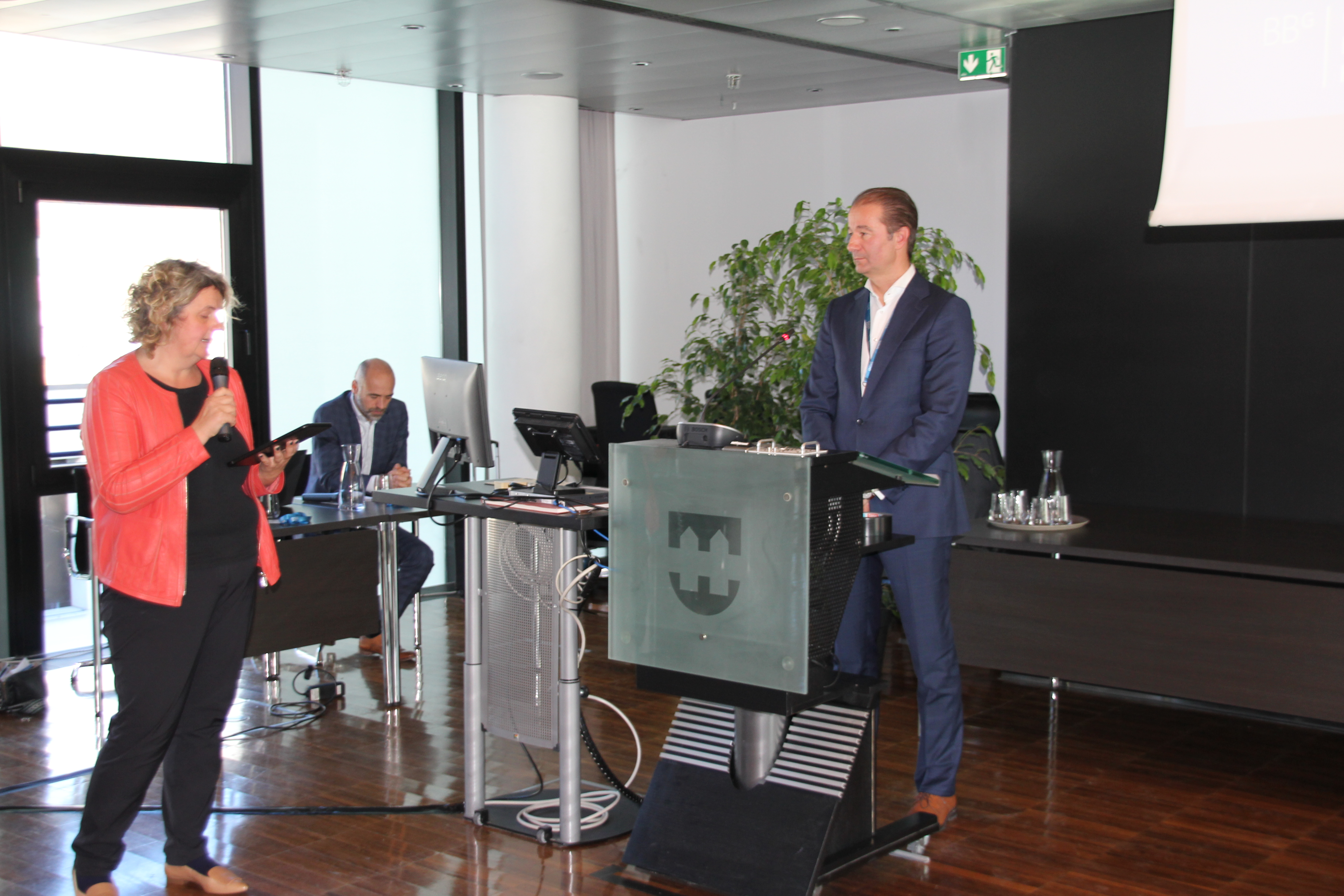 Die Moderatorin und ein Speaker auf der Bühne