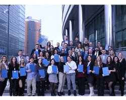 Gruppenfoto der Absolventinnen und Absolventen