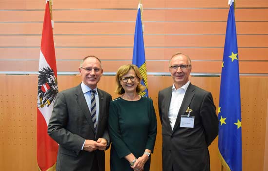 v.l.r. Gerhard Karner, 2. Präsident des NÖ Landtags, Bundesministerin Maria Patek und Andreas Nemec, Geschäftsführer der Bundesbeschaffung GmbH/BBG.