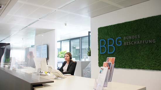 Empfang der BBG mit Mitarbeiterin des Helpcenters