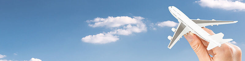 Foto: Himmel eine Hand steuert ein Flugzeug