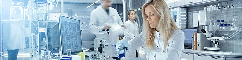 Foto: Frauen und Männer die in einem Labor arbeiten.