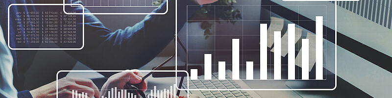 Monitoring Ein Mensch sitzt vor einem Computer, davor werden Grafiken eingeblendet