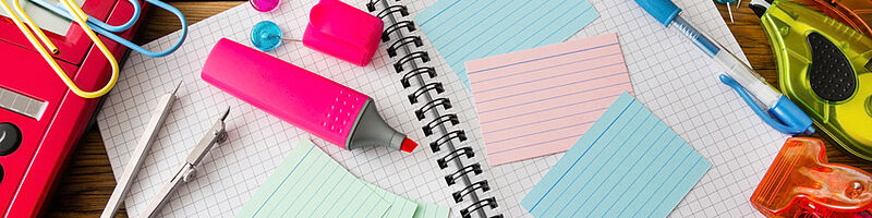 Diverses Büromaterial liegt auf einem Tisch