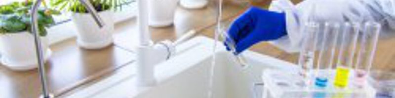 AdobeStock_1267168350 Kontrolle vom Wasser wird durchgeführt