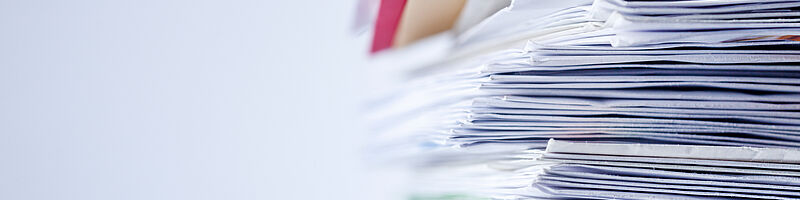 Ein Stapel mit vielen Briefen und Post