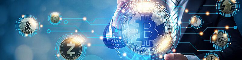Digitales Bitcoin- und Krypto-Währungsnetzwerk, Blockchain- und NFT-Technologie handeln und tauschen Finanzinnovationen futuristisch aus, Geschäftsmann, der Münzen der modernen Kryptowährungs-Metaverse-Finanzierung hält