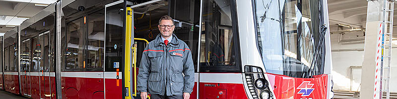 Mitarbeiter der Wiener Linien vor einer Flexi-Straßenbahn in Remise