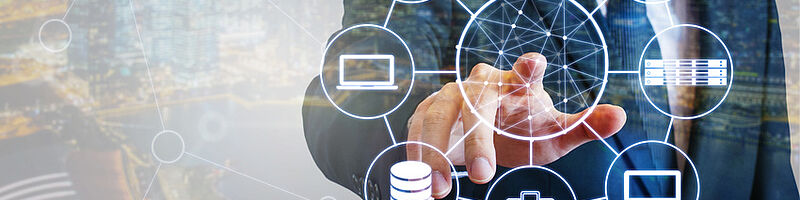 Mann tippt auf Bildschirm mit Symbolen