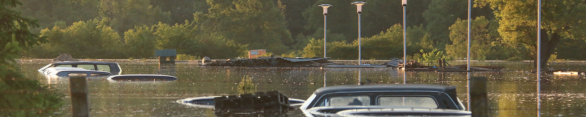 Überflutet Straße mit Autos