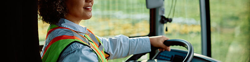 Person sitzt im Bus und steuert diesen