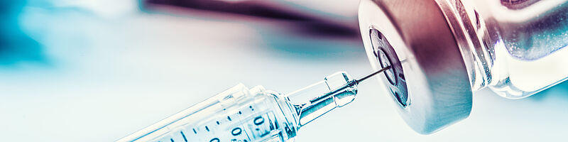 roßaufnahme Spritze in Impfdose