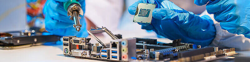 Menschen bauen einen Prozessor zusammen