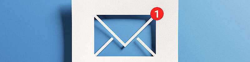 Brief-Symbol mit der Notiz von einer neuen Nachricht in einem roten kleinen Kreis an der rechten Ecke