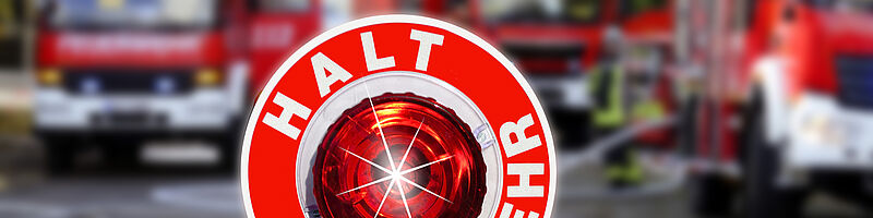 Feuerwehr_AdobeStock_125359915 (1) Stop Schild im Vordergrund und im Hintergrund Feuerwehrautos