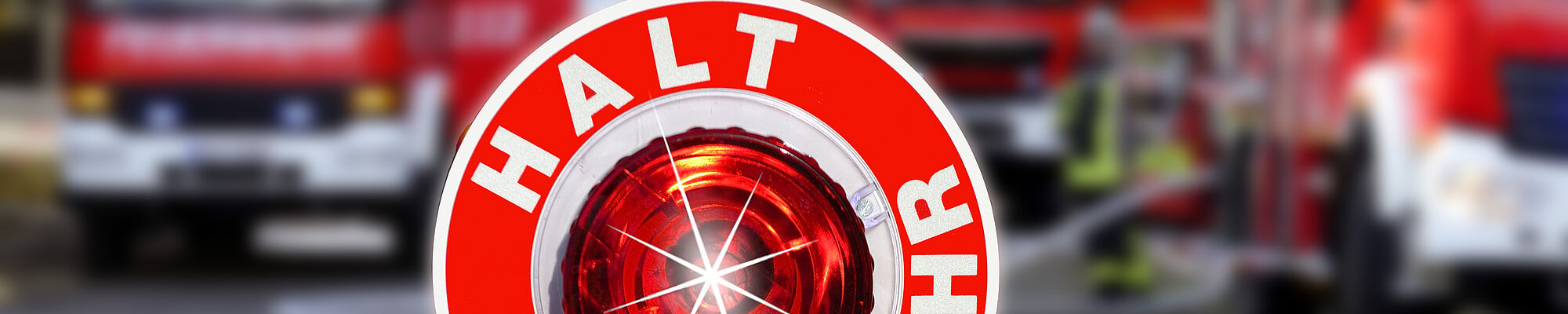 Winkerkelle bei einem Feuerwehreinsatz