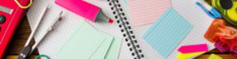 Papier, Leuchtstift, Zirkel und vieles mehr liegen auf einem Schreibtisch