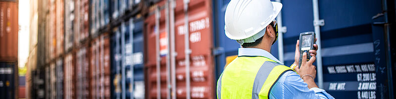Arbeiter vor Container